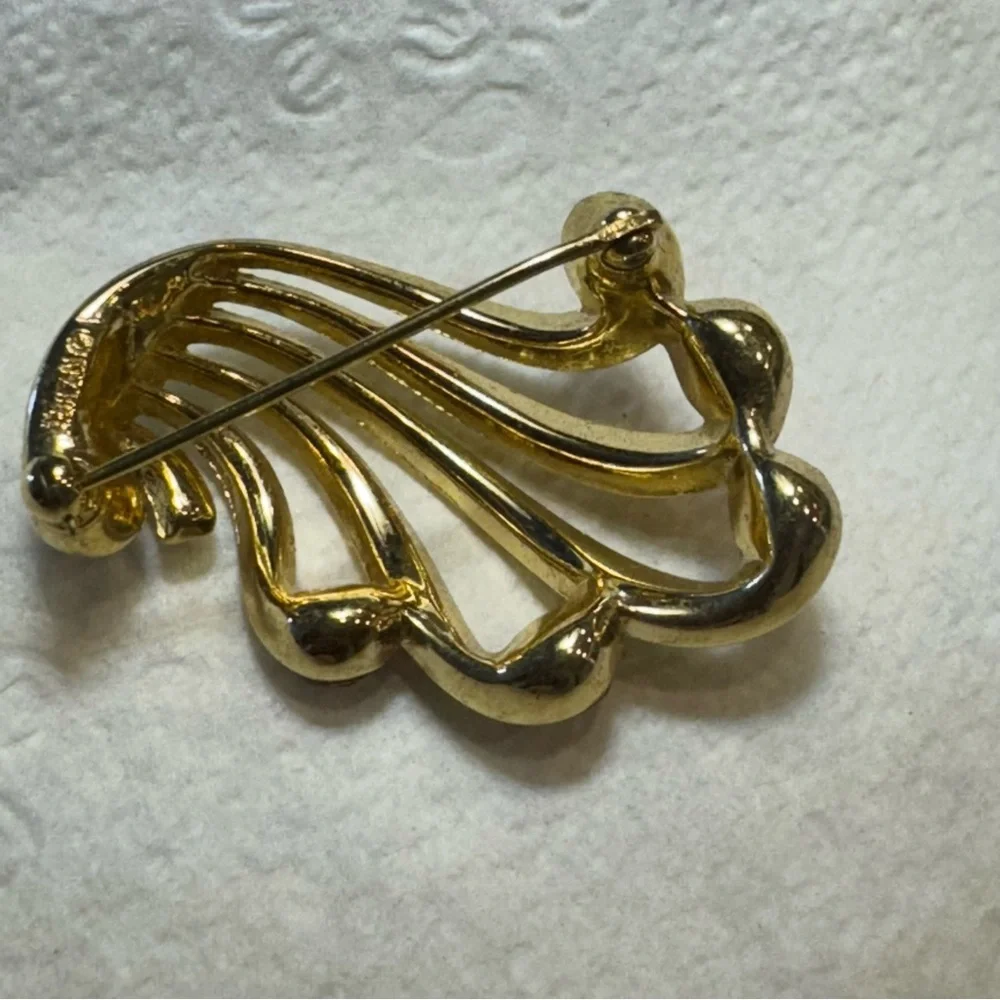 Elegant Gold and Red Gemstone Brooch